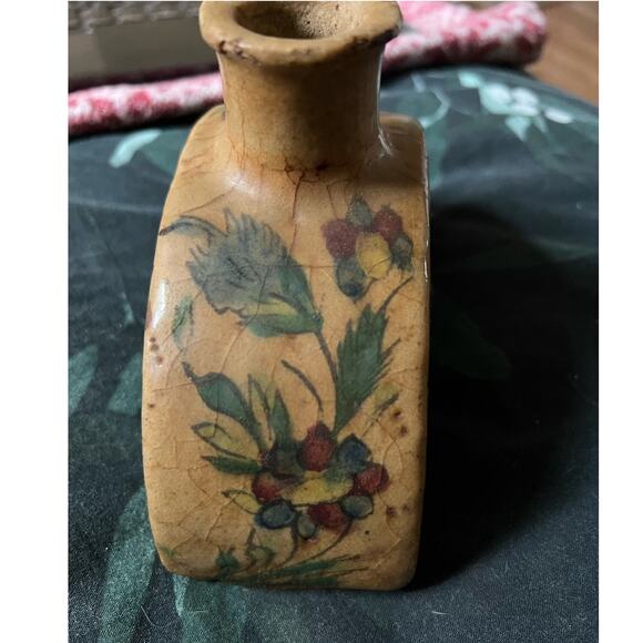 Antique Hand-Painted Iznik Quajar Vase - Half-Moon with Fish and Flowers - Picture 3 of 5